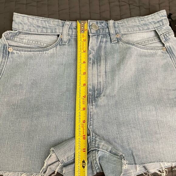 BLANK NYC Jean Shorts Women’s 26 Blue Light Wash High Rise Hip Cutouts NWT - Picture 9 of 10